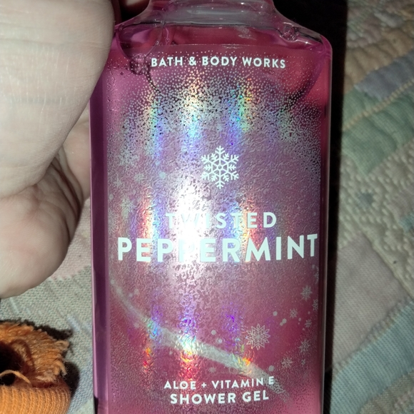 Twisted Peppermint 10 fl oz Bath & Body Works Shower Gel - Picture 2 of 3